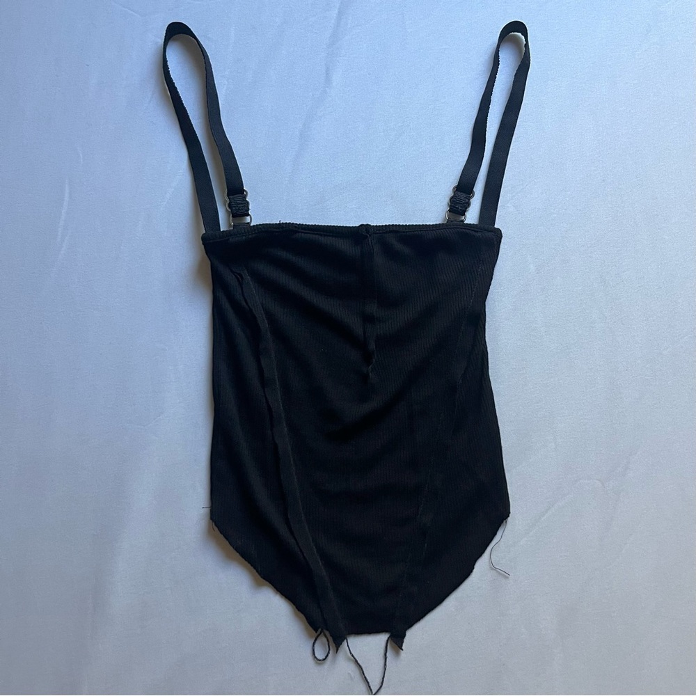 SAMI MIRO VINTAGE black rib knit raw fray hem cropped tank top